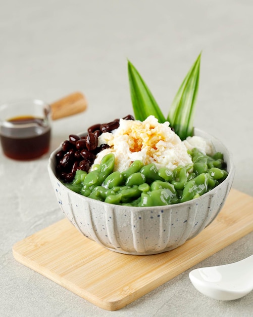 Cendol Cendol이라는 말레이시아 디저트는 으깬 얼음으로 만든 팥으로 만들어지며 싱가포르에서도 인기가 있습니다.