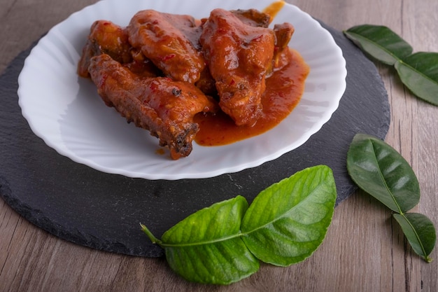 Photo malaysian or indian food of red spicy chicken traditional or ayama masak merah food