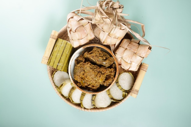 Cibo musulmano tradizionale malese durante hari raya lemang ketupat dan rendang