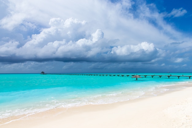Maldiven beach resort panoramisch landschap.
