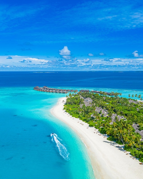 Maldiven eiland luchtfoto strand scène. Wit zand, heldere zeelagune, palmbomen. Luxe reisvakantie