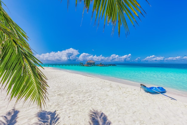 Maldiven eiland strand met blauwe kajak aan de wal. Tropisch landschap van de zomer, witte zandstranden aan de kust