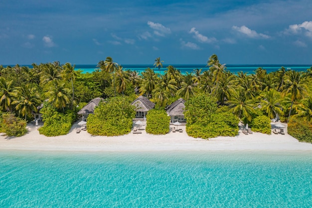 Maldiven paradijs tropisch luchtlandschap, zeegezicht. Eilandstrandkust, blauwe zeelucht, palmbomen