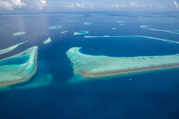 Maldiven vanuit de luchtfoto, ondiepe koraalriffen met zeegezichtshorizon. Geweldige bestemming schilderachtig