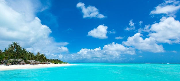 Paesaggio panoramico della località balneare delle maldive. concetto del fondo di vacanza di viaggio di vacanza di estate. spiaggia paradisiaca delle maldive.