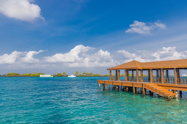 Мальдивская док-станция и аэропорт для туристов в солнечный день. Пассажирские катера в порту недалеко от Мале