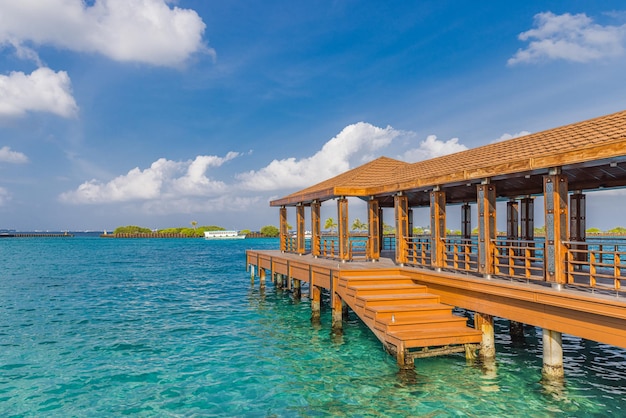 Док и аэропорт на Мальдивах для туристов в солнечный день Пассажирские катера в порту возле Мале