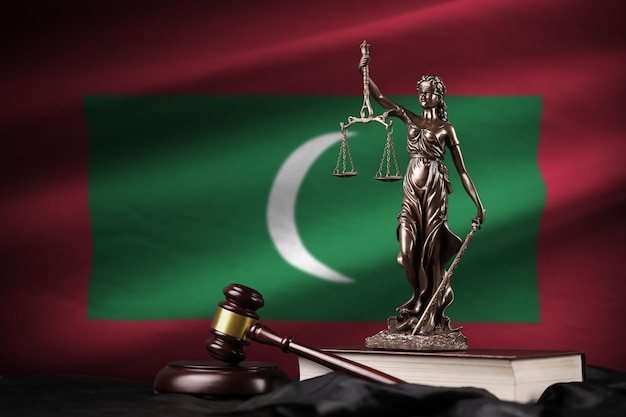 Photo maldives flag with statue of lady justice constitution and judge hammer on black drapery concept of judgement and guilt