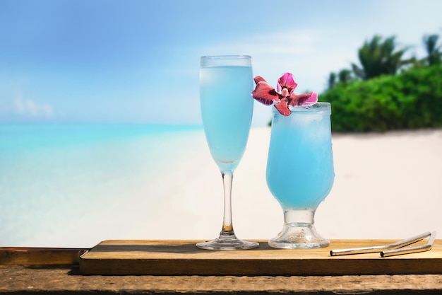 Foto concetto di resort delle maldive cocktail alcolici blu sul bar della spiaggia tropicale