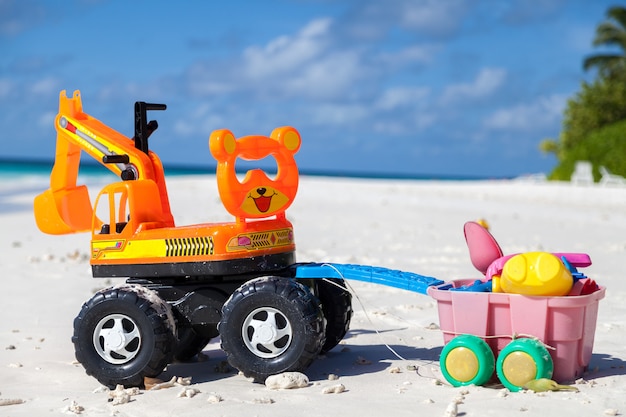 Maldive, giocattoli sulla spiaggia