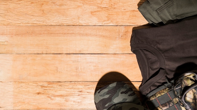 Photo male accessories on wooden desk