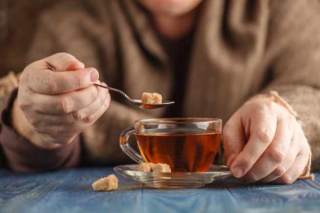 Male add sugar in hot tea