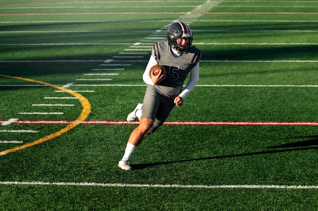 Foto giocatore di football americano maschio in uniforme sul campo