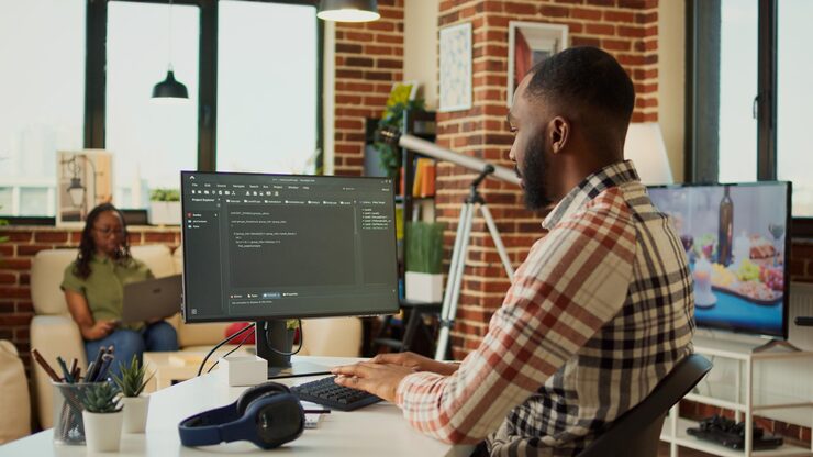 Photo male app developer using html script code on computer, programming new user interface on terminal window. working remotely on software developing database, artificial intelligence.