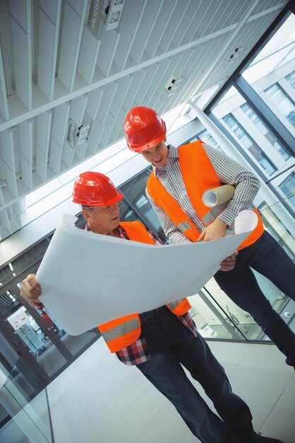 廊下の青写真を議論する男性建築家