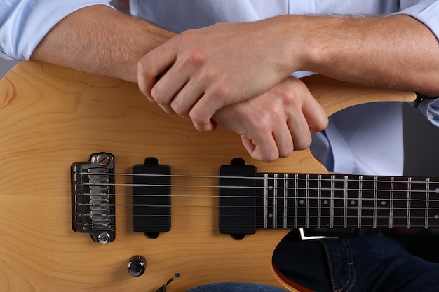 Photo male arms playing classic shape electric guitar