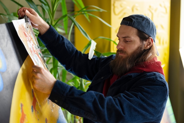 Foto artista maschio pittura con acquerello in studio