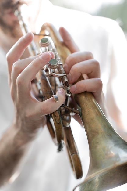 Photo male artist playing the cornet