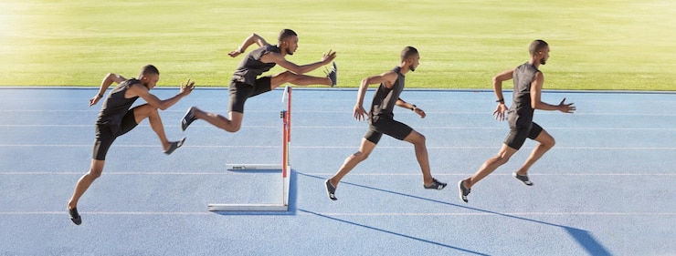 Photo ハードルを飛び越える男性アスリート障害物を乗り越えて走る高速プロスプリンターまたはアクティブトラックレーサーのシーケンス晴れた日に陸上競技のためにトレーニングするスポーツマン