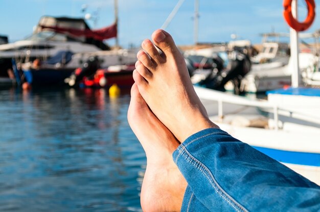 Foto piedi nudi maschili contro il mare