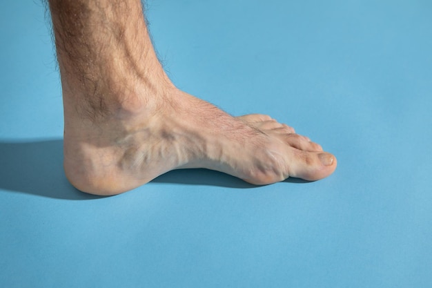 Photo male barefoot on the blue background