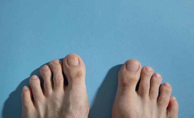 Photo male barefoot on the blue background