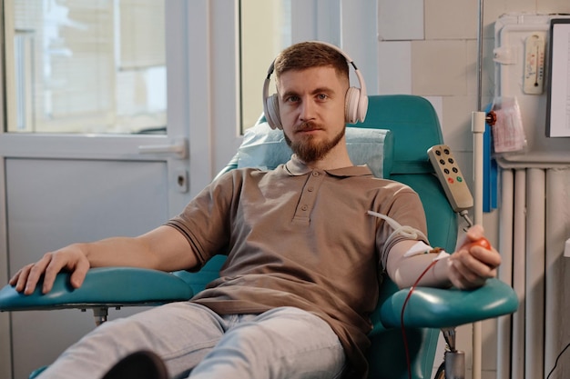 사진 병원 의 의자 에 앉아 있는 남성 혈액 기증자