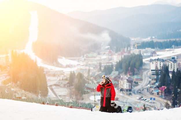 Pensionante maschio sul suo snowboard al resort winer