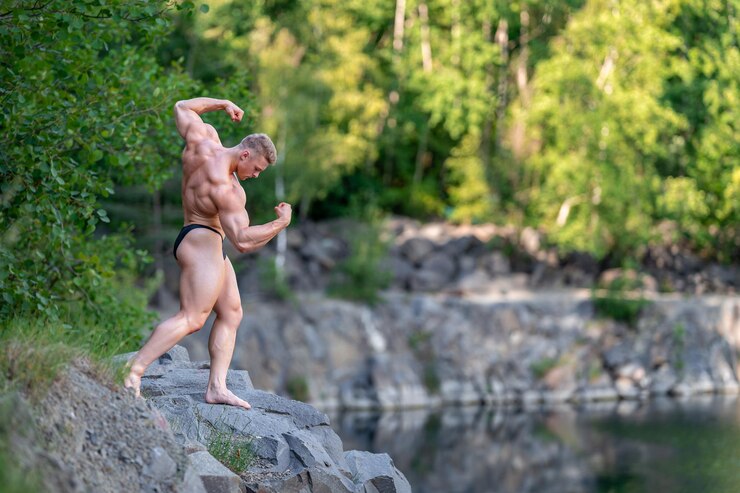 Photo male bodybuilder by the water in nature