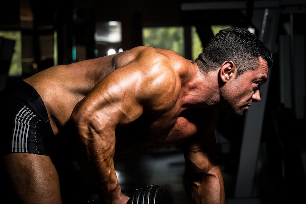 Photo male bodybuilder doing heavy weight exercise for back