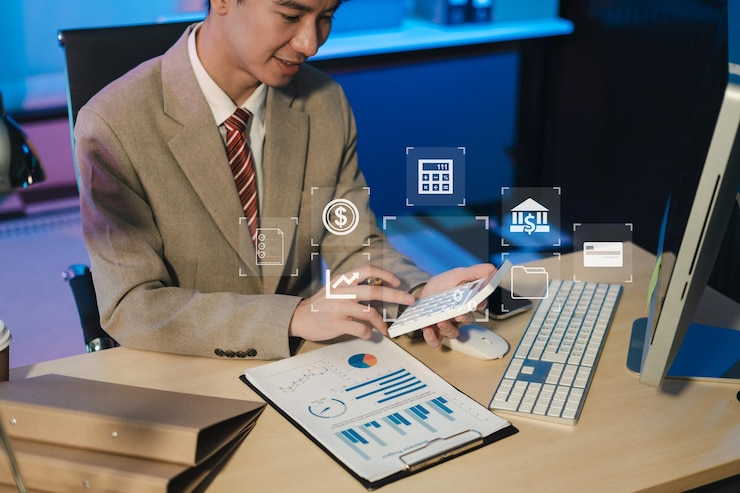 Photo male businessman working on desk office with using a calculator to calculate the numbers and business report talk smart phone on office desk finance accounting concept