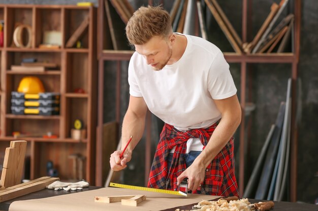 Photo male carpenter working in shop