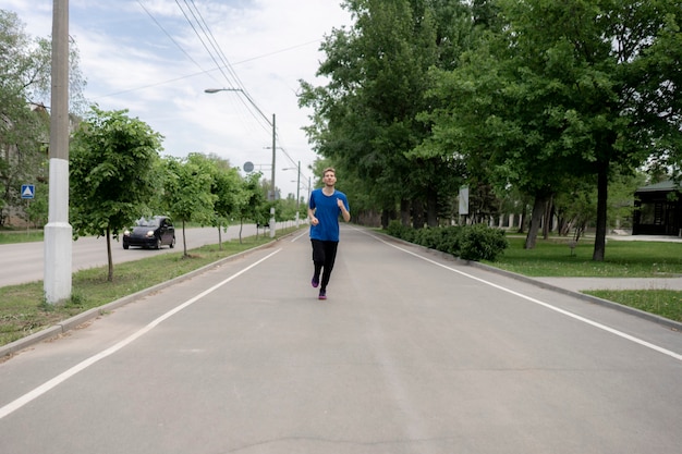 Мужской случайный мужчина делает утреннюю пробежку по улочкам городских улиц