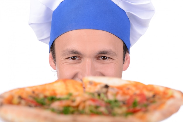 Cuoco unico maschio che cucina pizza sopra isolato su bianco.