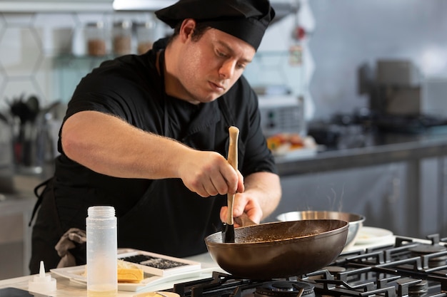 Photo male chef in kitchen cooking