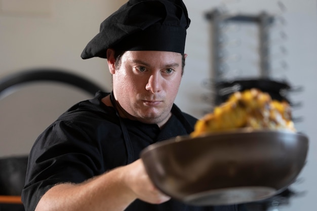 Foto chef maschio in cucina cucina