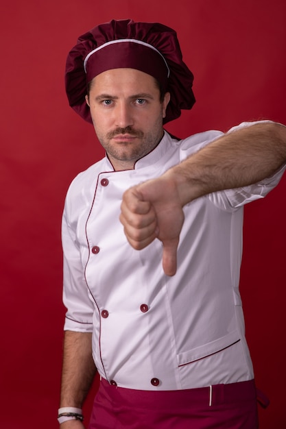 мужчина повар показывает палец вниз знак