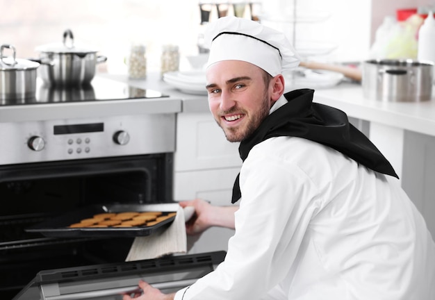 Photo male chef working at kitchen