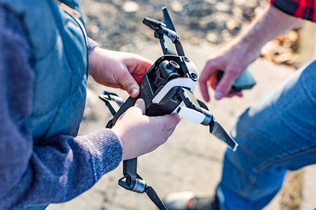 Foto mani maschili e per bambini con drone e intenzione di avviare un drone nel parco. preparando il lancio del drone