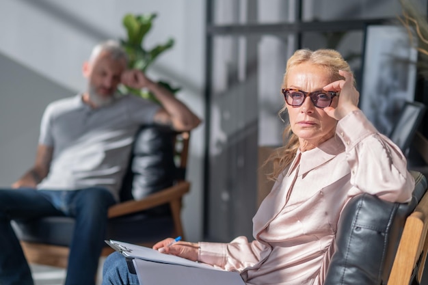 Male client talking to a female psychologist