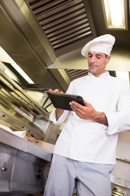 台所でデジタルタブレットを使用して男性の料理