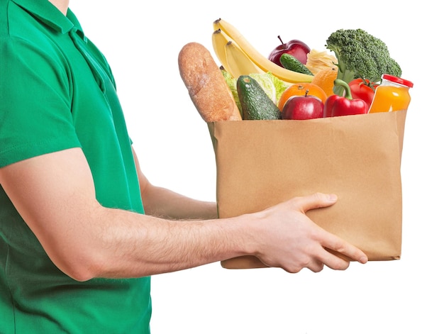 Курьер-мужчина в зеленой футболке с пакетом еды