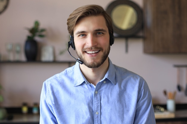 Photo male customer support operator with headset and smiling.