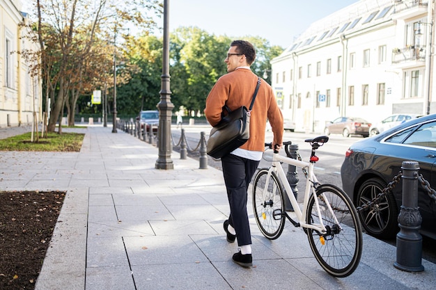 남자 자전거 타는 사람이 서류 가방을 들고 일하러 간다 Urban ecotransport