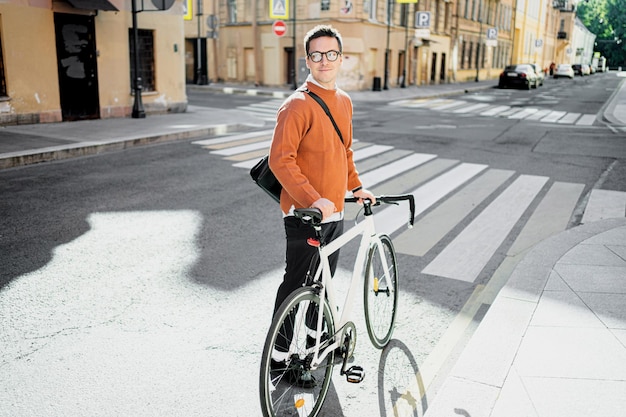 男性サイクリストが街で自転車に乗る 生態学的輸送は現代的です