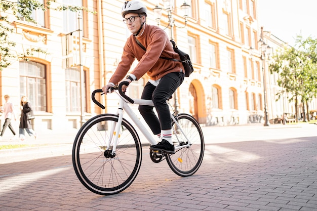 男性サイクリストが自転車に乗って街で働く 生態学的輸送は現代的である