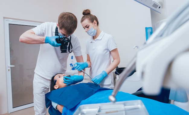 Dentista maschio e un paziente all'ufficio dentale