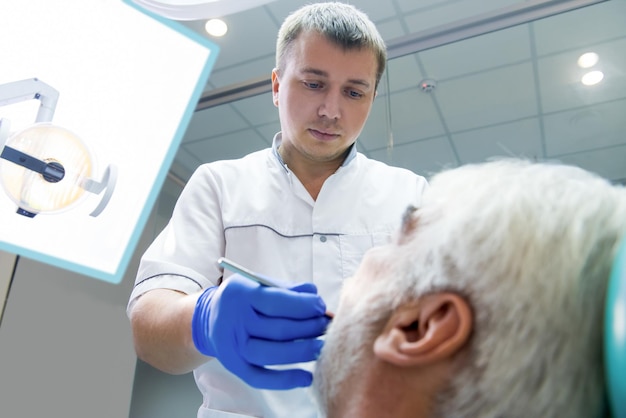 Foto dentista maschio che lavora