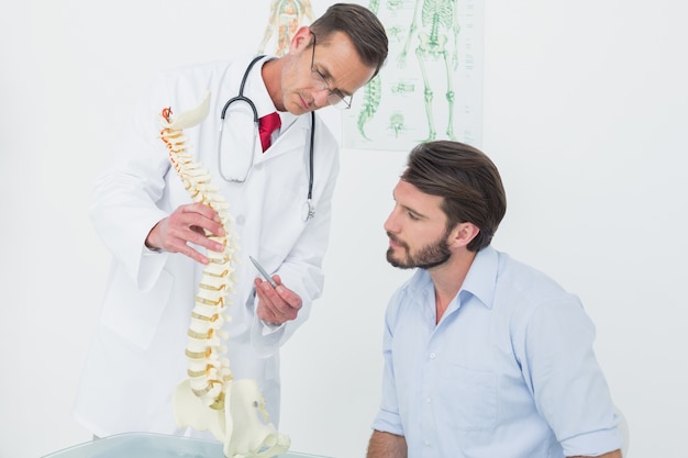 患者に背骨を説明する男性医者