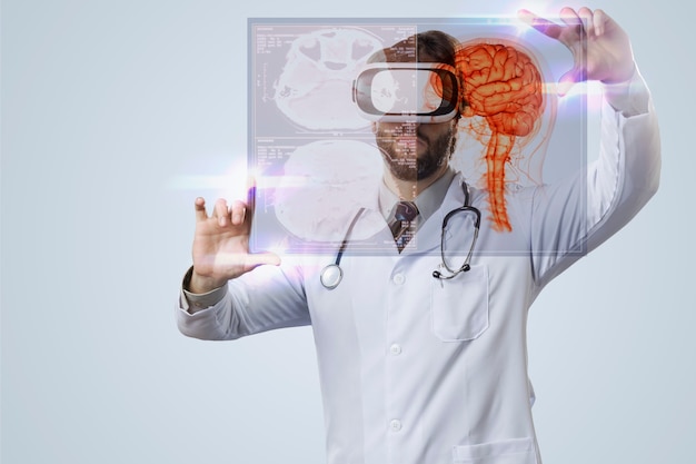 회색 벽에 남성 의사, 가상 현실 안경을 사용하여 가상 뇌를보고